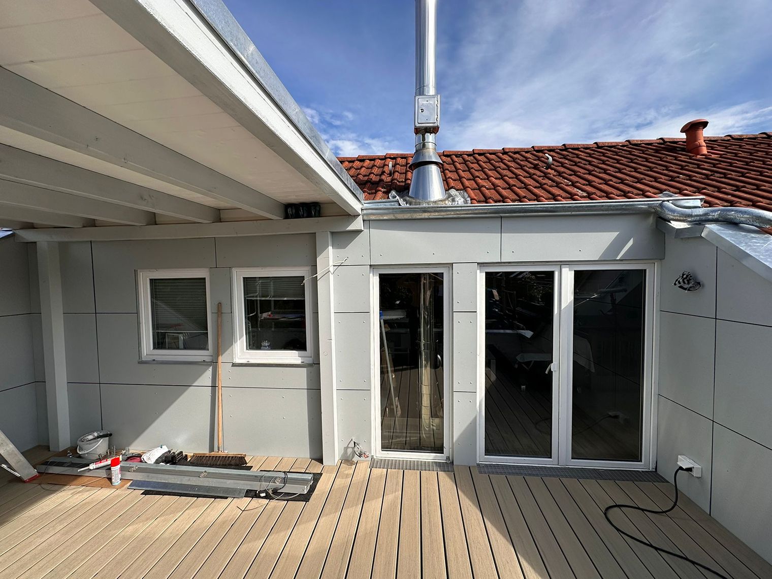 Moderne Hausfassade mit Fenster und Terrasse