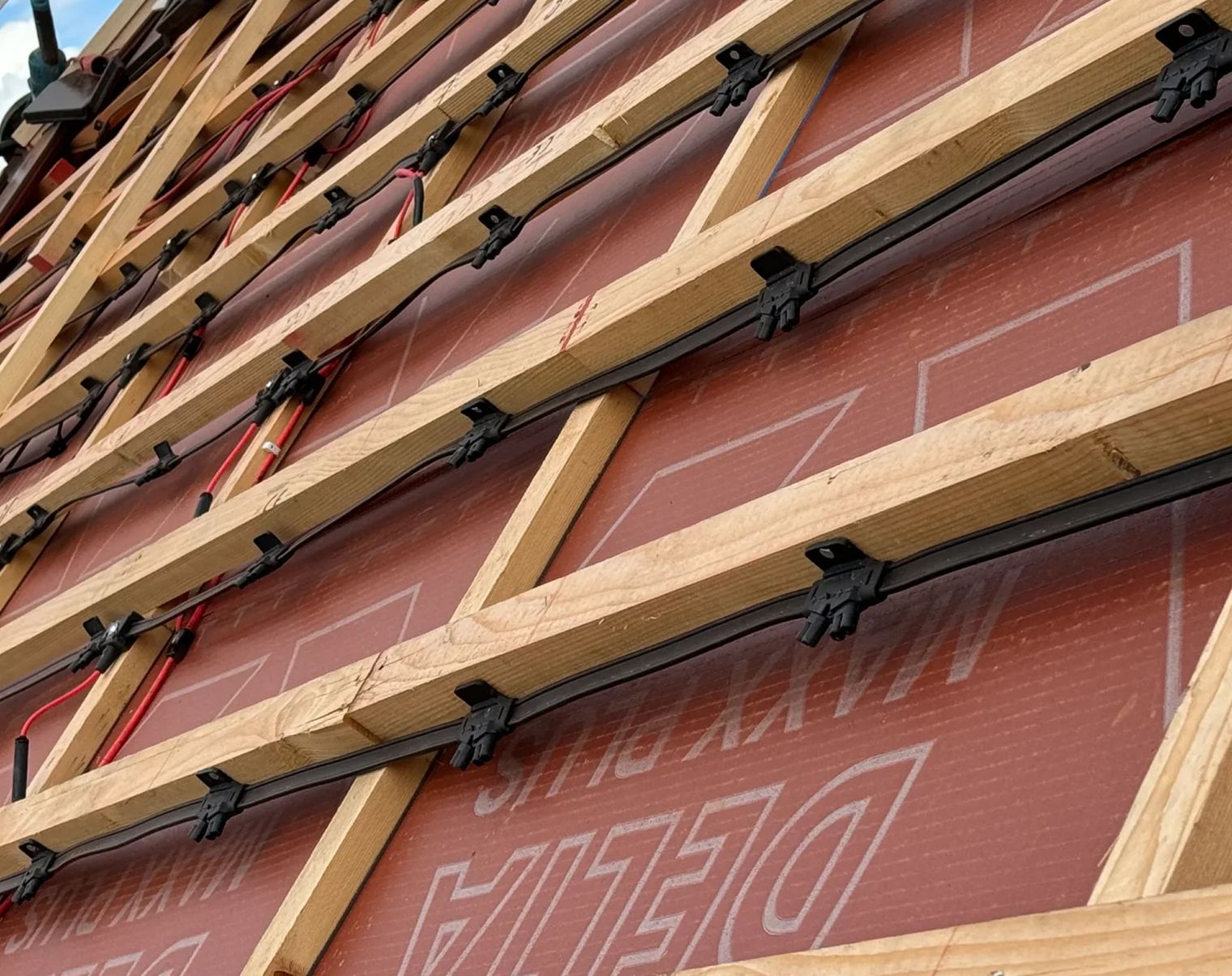 Ansicht einer Dachkonstruktion mit Holzlatten und Dämmmaterial.