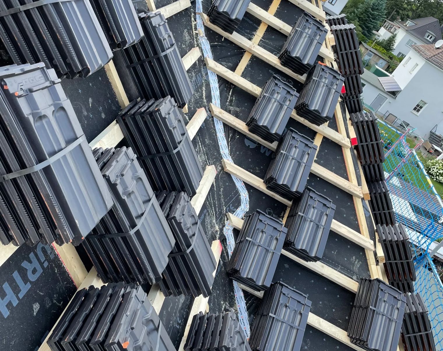 Lagerung von schwarzen Dachziegeln auf einem Dach