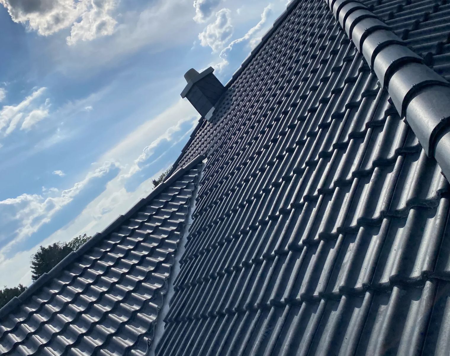 Ansicht von Dachziegeln unter blauem Himmel