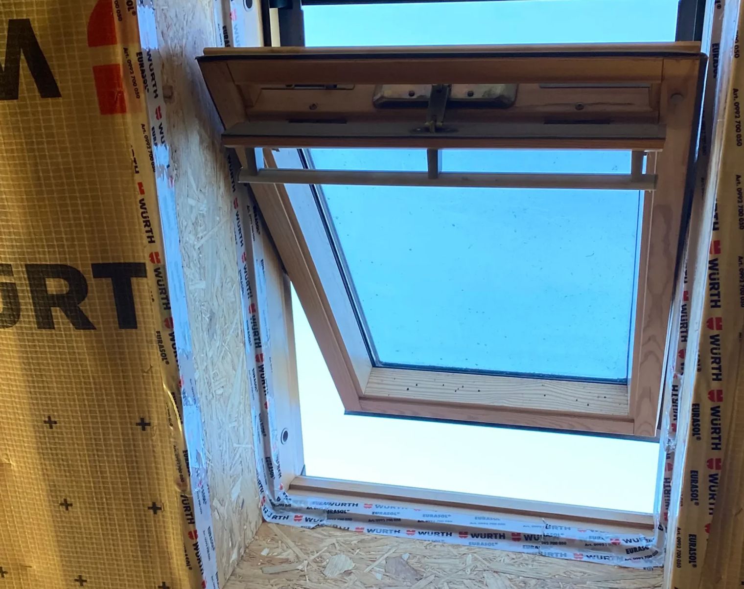 Dachfensterinstallation mit blauem Himmel