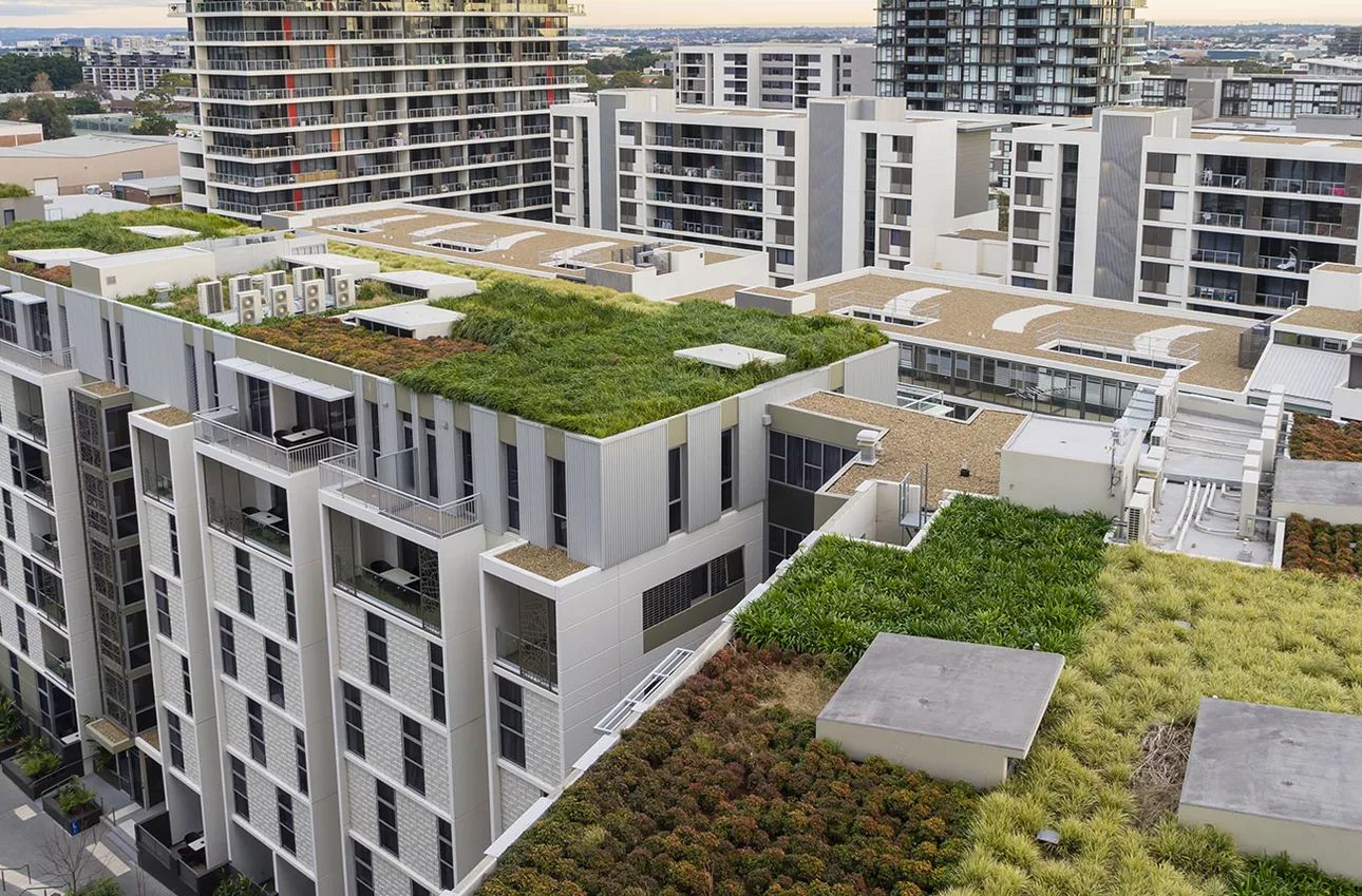 Luftaufnahme eines modernen Gebäudes mit begrünten Dächern